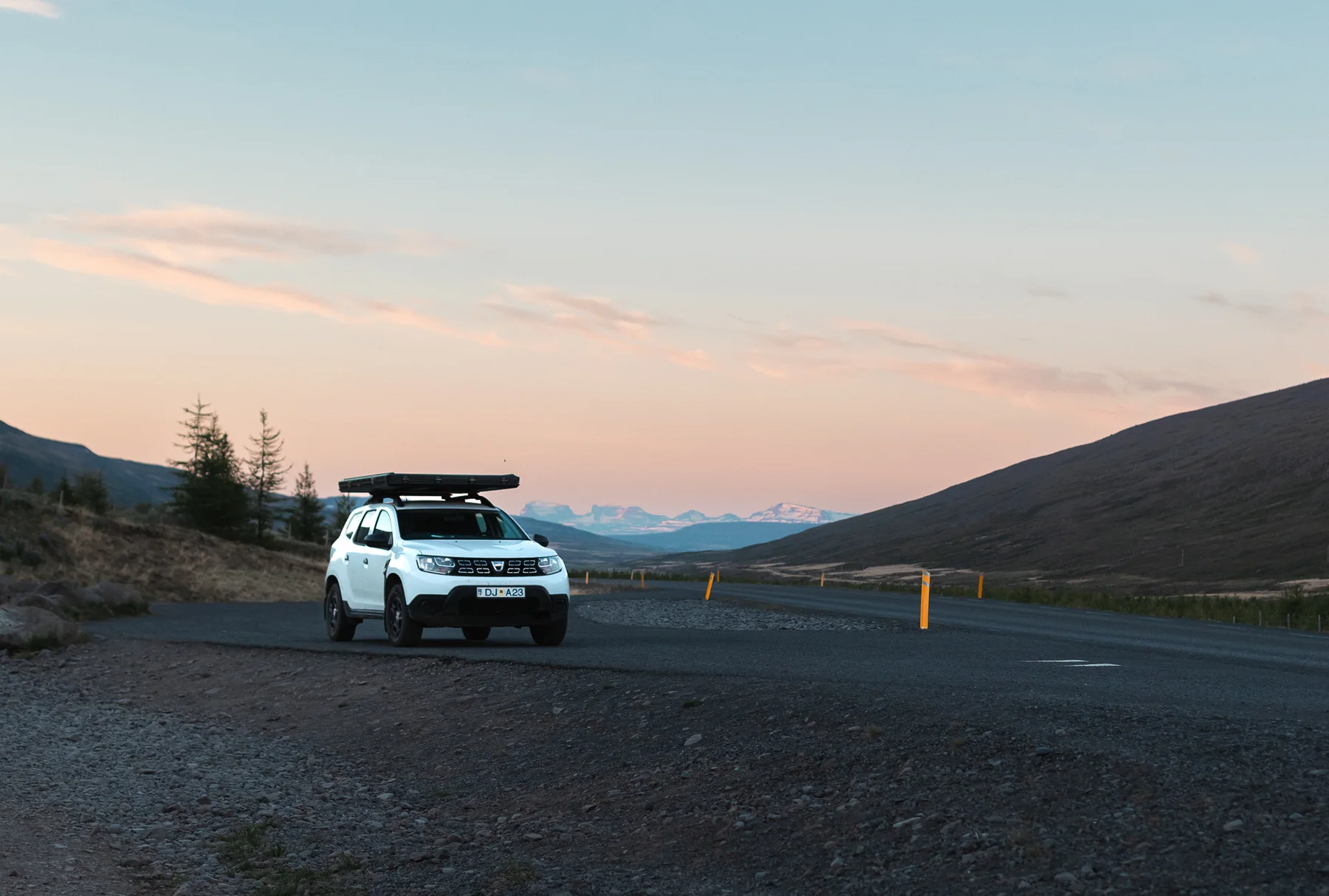 Weißer Dacia Duster 4x4 auf einer abgelegenen Straße in Island