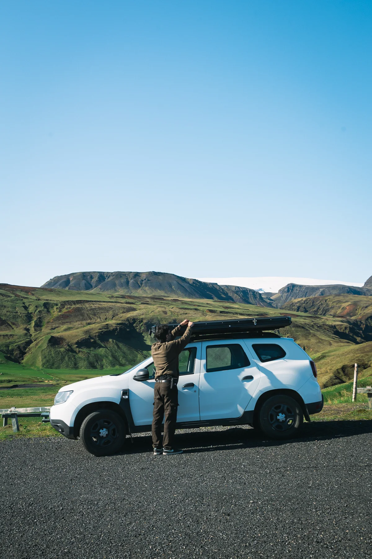 Dacia Duster Camper in der isländischen Landschaft