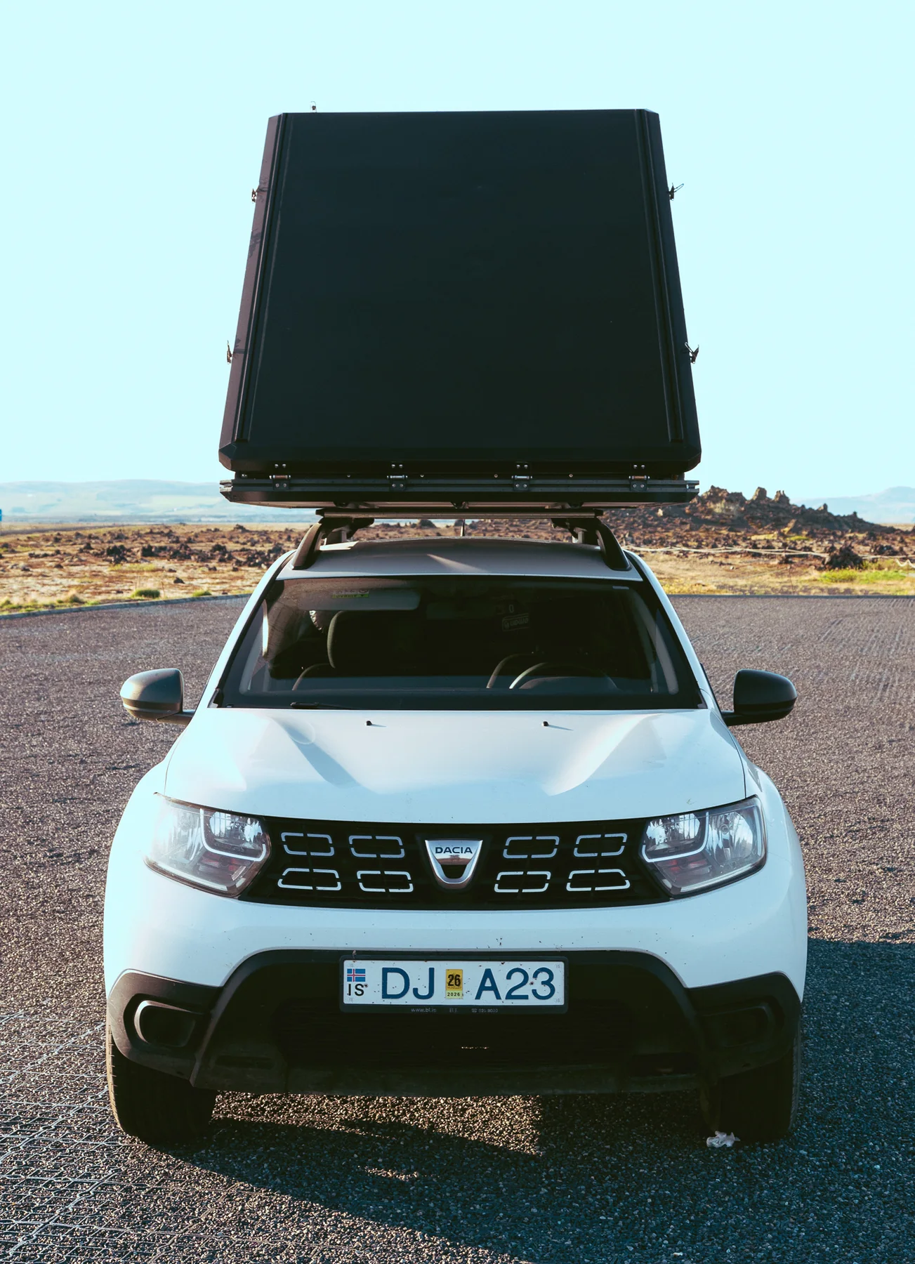 Dacia Duster mit montiertem Dachzelt von vorne