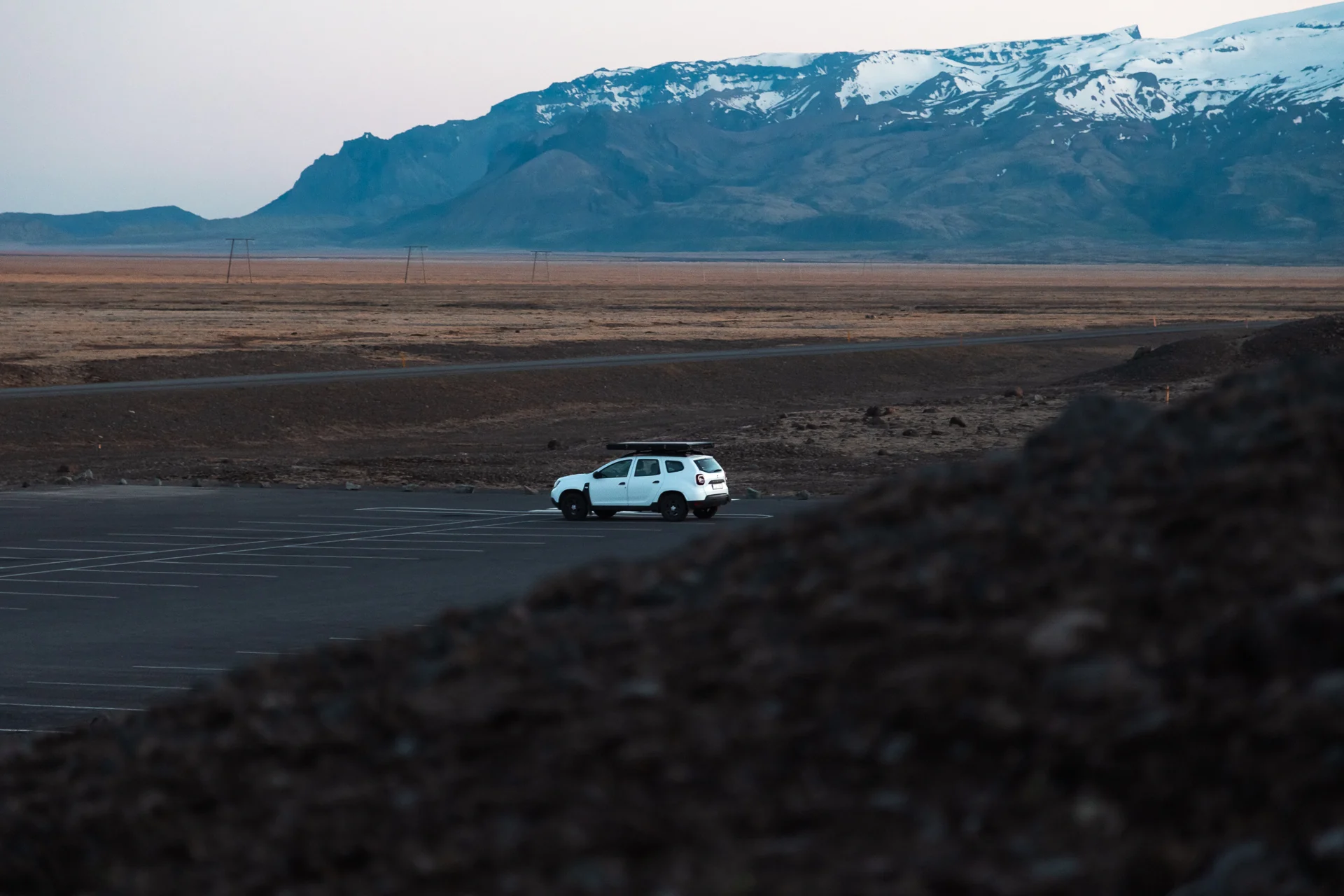 Dacia Duster 4x4 in abgelegener isländischer Landschaft
