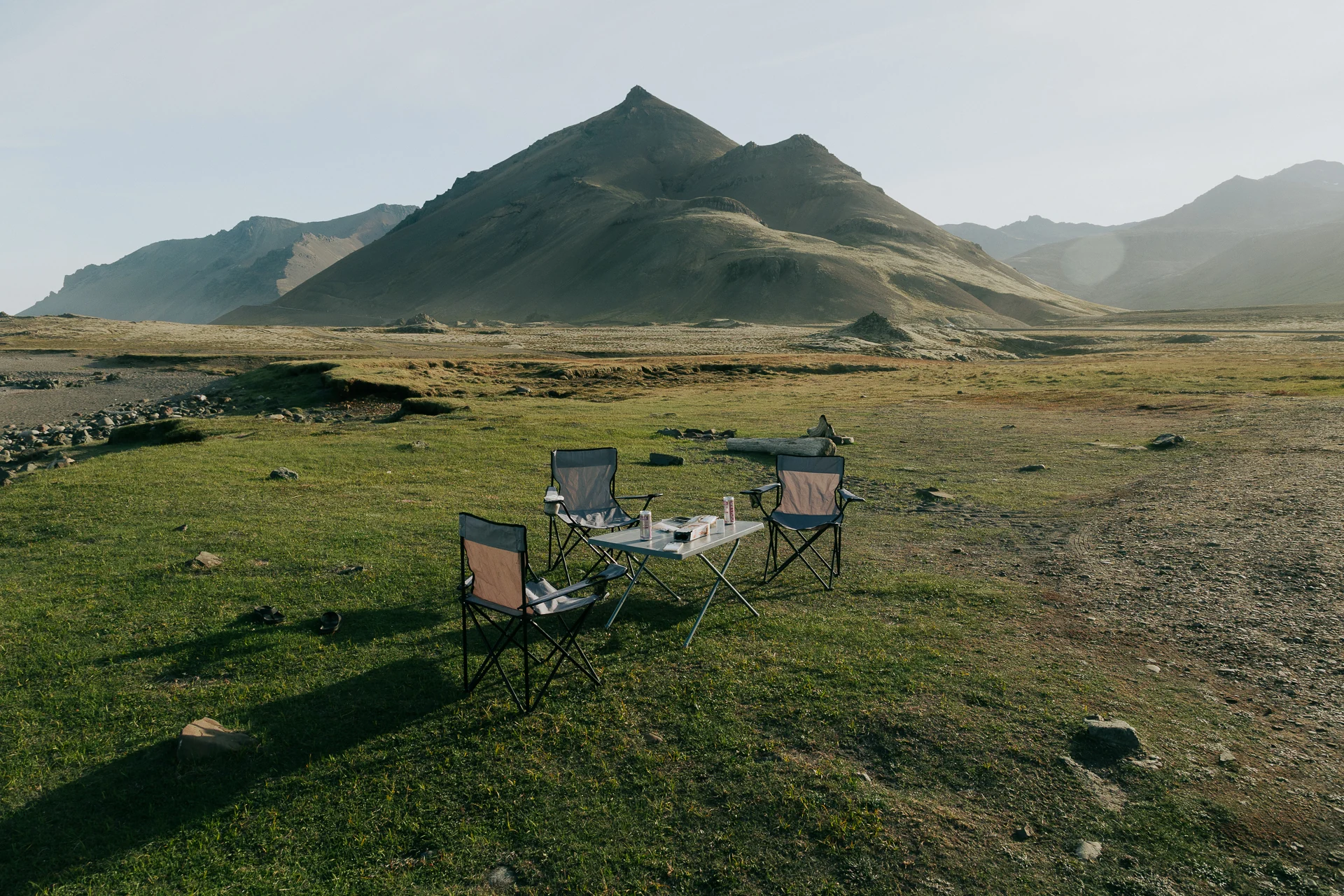 Campingstühle und Tisch in isländischer Landschaft
